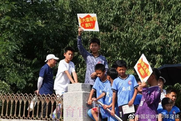 “中国之队进校园公益活动”:国脚“回家”,大连东北路小学沸腾了 “中国之队进校园公益活动”:国脚“回家”,大连东北路小学沸腾了