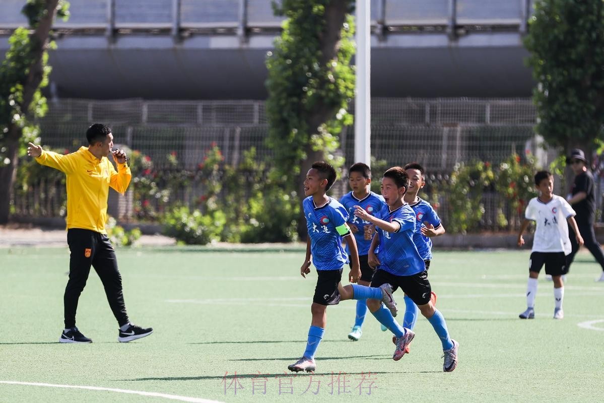 “中国之队进校园公益活动”:国脚“回家”,大连东北路小学沸腾了 “中国之队进校园公益活动”:国脚“回家”,大连东北路小学沸腾了