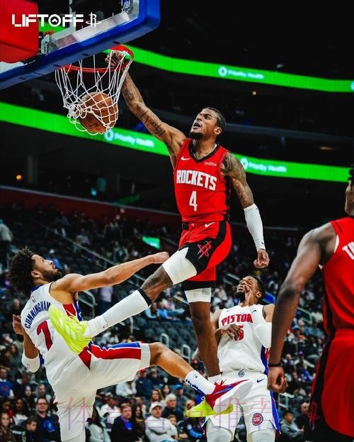 沃尔什起飞试图双手隔扣,坎宁安也迎面送上无情大帽拒绝 沃尔什起飞试图双手隔扣,坎宁安也迎面送上无情大帽拒绝